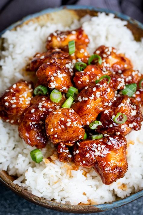 Crispy Sesame Chicken with a Sticky Asian Sauce - tastier than that naughty takeaway! Sticky Asian Sauce, Asian Sauce Recipes, Crispy Sesame Chicken, Ayam Teriyaki, Chicken Fillet, Mapo Tofu, Asian Sauce, Chicken Easy, Korean Fried Chicken