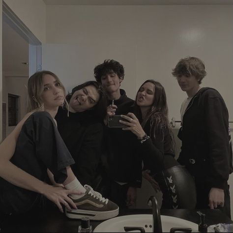 #friends #friendshipgoals #friendship #aesthetic Friends Group Photo, Anna And The French Kiss, Boy And Girl Friendship, Friend Group Pictures, Friendship Group, Boys Of Tommen, Chloe Walsh, Girl Friendship, Boy Best Friend