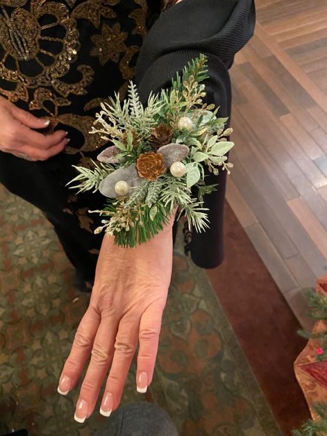 Christmas Wedding Corsages, Winter Wedding Corsages For Mothers, Christmas Wrist Corsage, Winter Corsage, Wedding Coursage, Corsage Wedding Mother, Mother Of The Bride Flowers, Christmas Corsage, Corsage Ideas