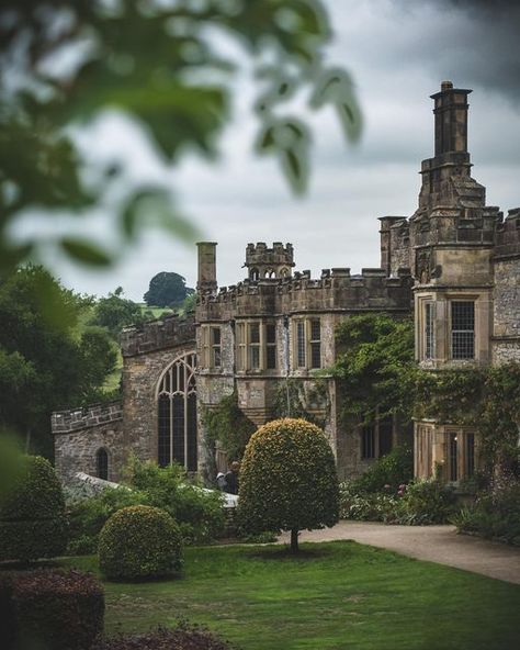 Heritage | Architecture | Historical Places on Instagram: "Another here of the exceptionally beautiful Haddon Hall. Absolutely love this place. . . . . #haddonhall #derbyshire #england #uk #beautifulhomes #historicalplace #historichouses #medieval #manorhouse #englishcountryhouse #photosofbritain #capturingbritain #visitengland #ukpotd" Heritage Architecture, English Houses, Haddon Hall, England Aesthetic, Medieval England, English Manor Houses, Castles In England, British Country, Medieval Houses