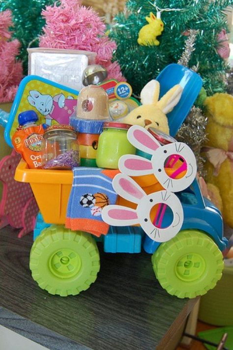 25 Cute and Creative Homemade Easter Basket Ideas try our #PreggieMoms app => http://bit.ly/preggie_pinterest Homemade Easter Baskets, Unique Easter Baskets, Creative Easter Baskets, Baby Easter Basket, Easter Baskets For Toddlers, Easter Basket Ideas, Easter Goodies, Unique Easter, Easter Basket Diy