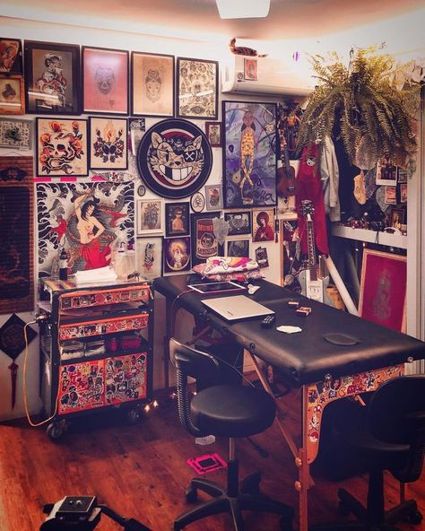 Tattoo Shop Interior, Dr Tattoo, Tattoo Shop Decor, Tattoo Studio Interior, Tattoo Studio Design, Tattoo Station, Crib Decoration, Tattoo Salon, Art Studio Space