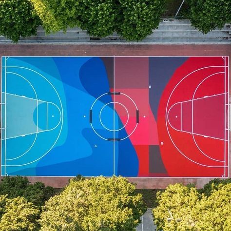 Highsnobiety Design #HSDesign on Instagram: “@giuliovesprini refreshes a community court in Sant'Elpidio a Mare, Italy⁠ #hsdesign ⁠ 📸 : @giorgio_videomaker” Gros Morne, Bola Basket, Playground Design, Architecture Inspiration, School Garden, Mural Wall Art, Street Artists, Large Painting, Public Art