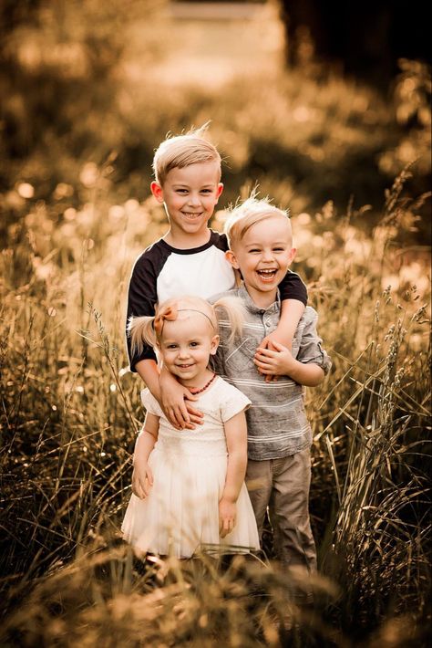 Sibling Posing Ideas, Siblings Photo Shoot Ideas, Sibling Photo Shoots Outdoor, Brothers And Sister Photoshoot, Sibling Picture Poses For 3, Small Siblings Photoshoot, Family Pictures Siblings, Sister And Brothers Pictures, Poses For Siblings Photoshoot