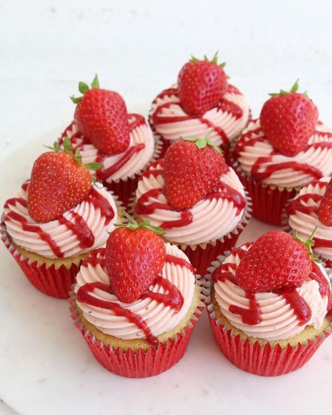 Cute Strawberry Cupcakes, Aesthetic Cute Cupcakes, Easter Baking Aesthetic, Strawberry Cupcake Ideas, Cupcake Decorating Ideas Aesthetic, Strawberry Decorated Cupcakes, Cupcake Inspo Aesthetic, Aesthetic Cupcake Ideas, Strawberry Cupcakes Aesthetic