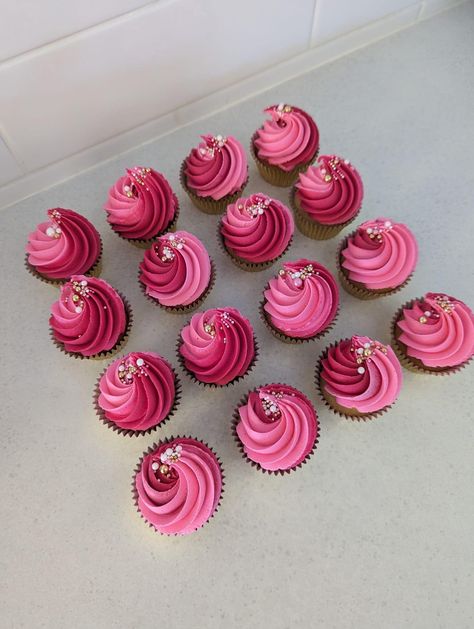 Fuschia Cupcakes, Hot Pink Cupcakes, 30th Bday Party, Birthday Things, 30th Bday, Unicorn Cupcakes, Pink Cupcakes, Bakery Cakes, Wedding Cupcakes