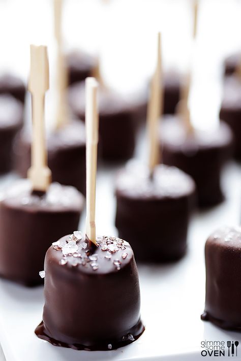 Salted Chocolate Frozen Banana Bites Recipe -- super easy to make, and always a favorite with crowds! | gimmesomeoven.com #snacks #dessert Frozen Banana Bites, Banana Bites, Bite Size Desserts, Salted Chocolate, Yummy Sweets, Easy Chocolate, Frozen Banana, Eat Dessert, Frozen Desserts