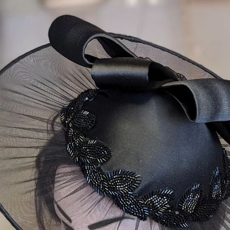 Luxury Black Formal Fascinator, Black Evening Hat With Bow, Luxury Wide Brim Black Fascinator, Luxury Black Fascinator With Curved Brim, Luxury Hat-shaped Fascinator For Ceremonies, Classy Hats, Black Dress Outfits, Fancy Hats, Fascinator