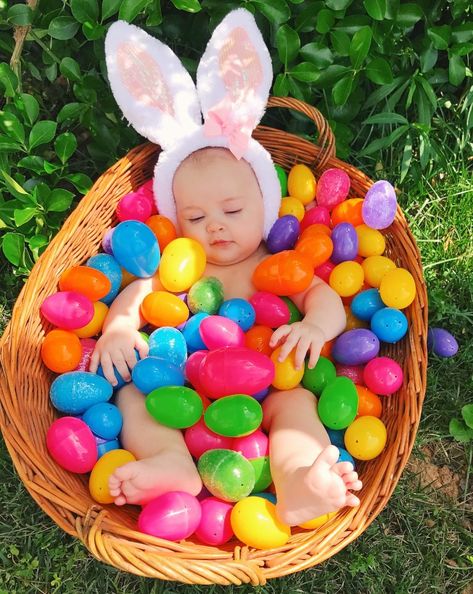 Baby Holiday Pictures, Holiday Baby Pictures, Ladybug Ideas, Baby Easter Pictures, First Easter Basket, Baby Holiday Photos, Easter Baby Photos, Nanny Life, Baby Easter Basket