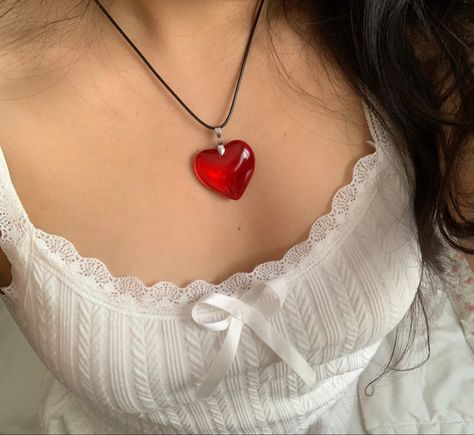 Coquette Heart, Estilo Ivy, Red Heart Necklace, Y2k Necklace, Necklace Outfit, Y2k Jewelry, Heart Shaped Necklace, Red Necklace, Jewelry Lookbook