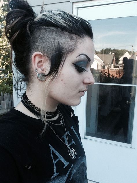 Deathhawk Hairstyles, Hairstyles Goth, Goth Haircut, Hawk Hairstyle, Goth Hairstyles, Haircut Curtain, Gothic Ideas, Lumpy Space, Half Shaved