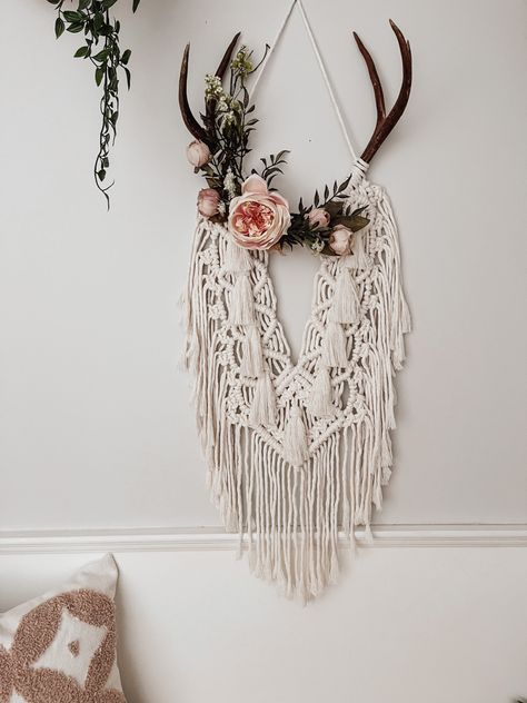 Florals adorn an intricate macrame wall hanging on a set of deer antlers. Made with 100% cotton cord Boho Theme Bedroom Decor, Boho Deer Antlers Decor, Crafts With Antlers Diy, Hanging Antlers On Wall, Macrame Antler Diy, Deer Horn Macrame, Boho Antler Decor, Macrame With Deer Antlers, Deer Antler Macrame Wall Hanging