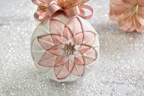 The Basic Triangle Fold – Ornament Girls Make A Ribbon Bow, How To Make A Ribbon Bow, Quilted Fabric Ornaments, Pumpkin Ornaments, Folded Fabric Ornaments, Starburst Design, Quilted Ornaments, Globe Ornament, Quilted Christmas Ornaments