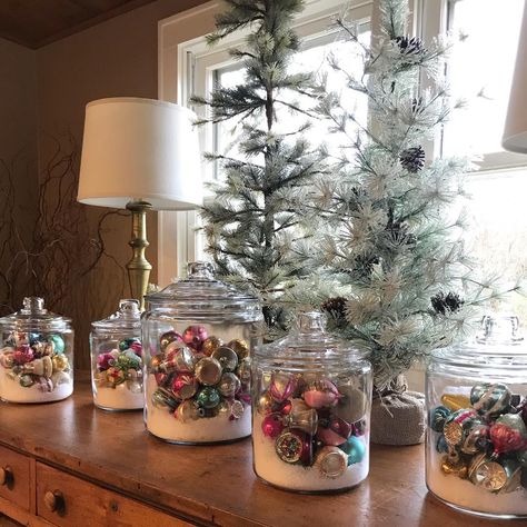 jars of old ornaments / @thenewcountryhome Creative Display Ideas, Christmas Ornament Ideas, Shiny Brite Christmas, Retro Christmas Decorations, Beautiful Christmas Decorations, Ornament Ideas, Creative Display, Shiny Brite, Christmas Porch