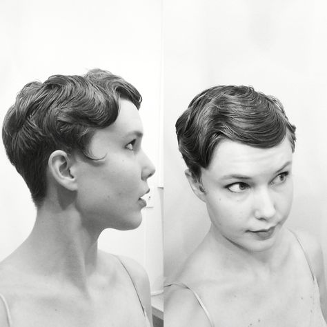 1920s finger curls for short hair, nearly successful anyway :/ 20s Finger Waves Short Hair, 1920s Waves Short Hair, Spit Curls 1920s, 1920 Pixie Hair, Short 20s Hairstyles, Flapper Finger Waves, 30s Short Hairstyles, Flapper Short Hair, 1920s Hair Short Gatsby