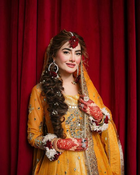 Mehndi Brides Pakistani, Mehndi Gharara, B Fashion Logo, Haldi Look For Bride, Mehndi Hair, Pakistani Makeup Looks, Fashion Boutique Interior, Haldi Bride, Hairstyles Designs