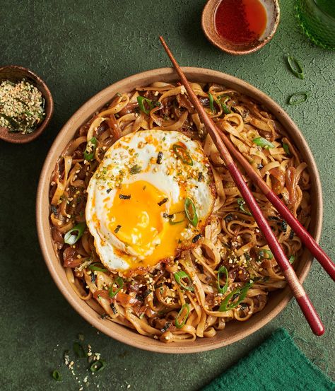 Simple ingredients come together to create intensely flavorful miso caramelized onion noodles topped with fried egg, chili oil, and furikake. Gruyere Pasta, Onion Noodles, Mushroom Gruyere, Creamy Rigatoni, Winter Pasta, Caramelized Onions Recipe, Asian Noodle Dishes, Caramelized Shallots, Carmelized Onions