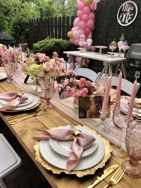 Natal, Floral Pink Birthday Party, Table Setting First Birthday, Shabby Chic Dinner Party, Kitchen Birthday Decorations, Birthday Brunch Theme Ideas, Birthday Dinner At Home Ideas, Pink And White Theme Birthday Party, Birthday Table Set Up