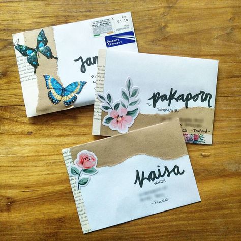 I made these 3 envelopes last night for letters I have to respond. @milktealetters is ready and I'm sending it today. @piscoletters &… Envelopes Decorados, Snail Mail Envelopes, Snail Mail Inspiration, Snail Mail Art, Mail Art Envelopes, Snail Mail Pen Pals, Kartu Valentine, Envelope Lettering, Decorated Envelopes