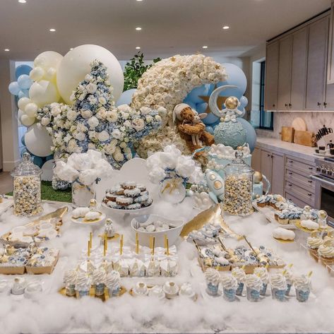 Kardashian Party, Fancy Baby Shower, Luxury Baby Shower, Classy Baby Shower, Baby Shower Theme Decorations, Baby Shower Deco, Newborn Mom, Baby Event, Birthday Party Theme Decorations