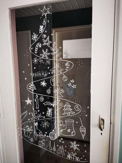 30 Cute Christmas Window Painting Ideas - Nikki's Plate Teacher Window Displays, Windows Decoration Christmas, Painting On Windows Christmas, Christmas Art Window, Christmas Window Art Ideas Diy, Christmas Window Drawing Ideas, Window Christmas Art, Christmas Windows Painted, Christmas Windows Ideas