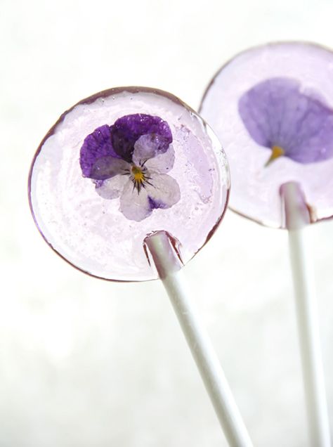 Sprinkle Bakes:how to make Spring Flower Lollipops Flower Lollipops, Lollipop Recipe, Snacks Für Party, Flower Food, Edible Flowers, Spring Flower, Food Design, Pansies, Cake Pops