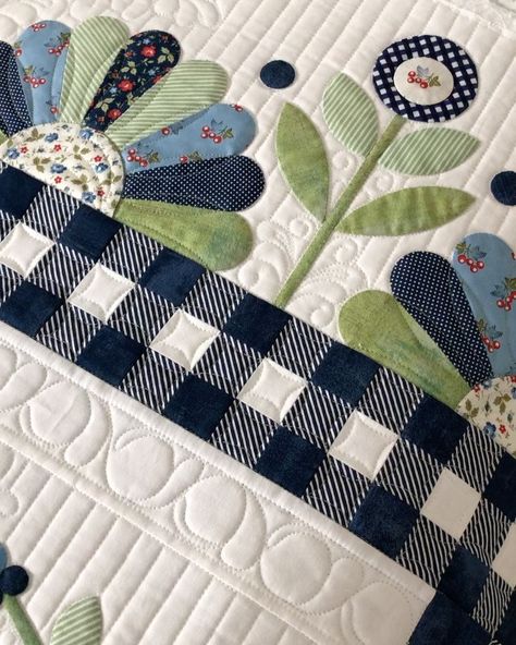 CHRISTA SMITH | Pattern Designer on Instagram: “Becky’s Tulips for Oma quilt is all quilted and finished. I love the fabrics she choose and how they worked so well together. My Tulips…” Aplique Quilts, Braid Quilt, Appliqué Ideas, Beautiful Tulips, Dresden Quilt, Quilt Borders, Spring Quilts, Medallion Quilt, Applique Quilt Patterns