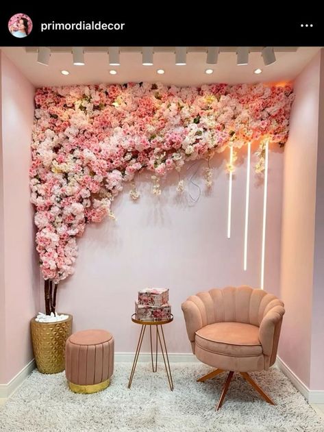 Pink Flowers Home Decor, Floral Salon Decor, Nail Studio Design Interior, Makeup Studio Design Ideas, Garage Esthetician Room, Accent Wall Salon, Salon Accent Wall Ideas, Flower Wall Living Room, Content Wall Ideas