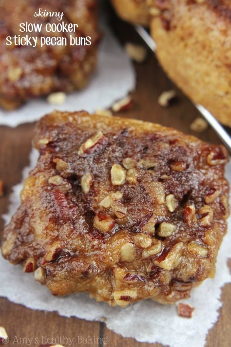 Slow Cooker Sticky Pecan Buns -- these skinny pastries don't taste healthy at all! You'll never eat any other sticky buns again! Clean Eating Crock Pot Recipes, Crowd Desserts, Summer Crockpot, Weight Watcher Desserts, Sticky Buns Recipes, Breakfast Crockpot Recipes, Dinner Summer, Slow Cooker Breakfast, Breakfast Board