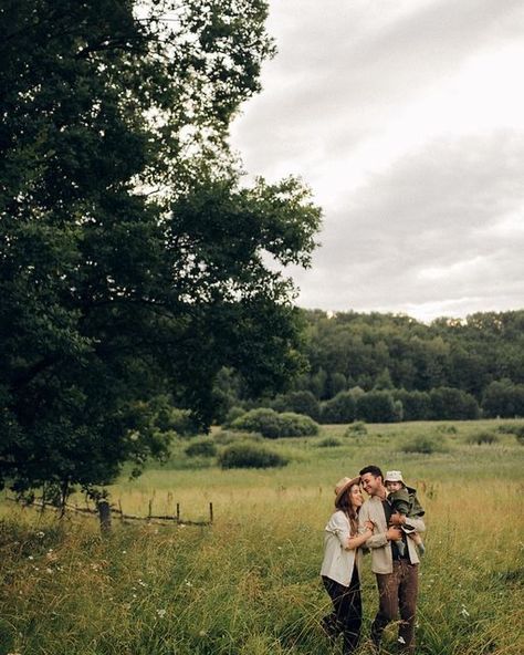 Gloomy Family Pictures, Dark And Moody Family Photography, Cottage Core Family Photos, Cottage Core Family Pictures, Fall Family Shoot, Family Aestethic, Natural Family Photos, Family Photos Outside, Family In Nature