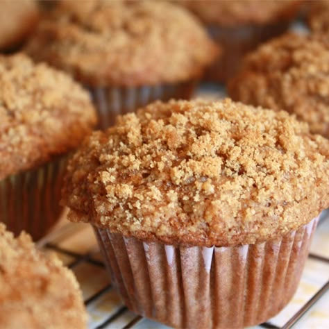 Banana Crumb Muffins Chocolate Muffins Moist, Best Banana Muffin Recipe, Muffins Blueberry, Crumb Muffins, Banana Crumb Muffins, Banana Oat Muffins, Banana Muffin, Filled Muffins, Banana Muffin Recipe