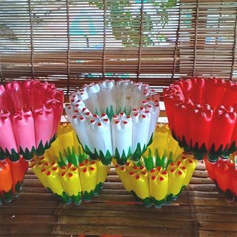 diy garden ideas using plastic bottles Garden Ideas With Plastic Bottles, Diy Garden Ideas, Plastic Bottle Planter, Plastic Bottle Crafts Diy, Reuse Plastic Bottles, Plastic Bottle Flowers, Plastic Bottle Art, Diy Plastic Bottle, Plastic Recycling