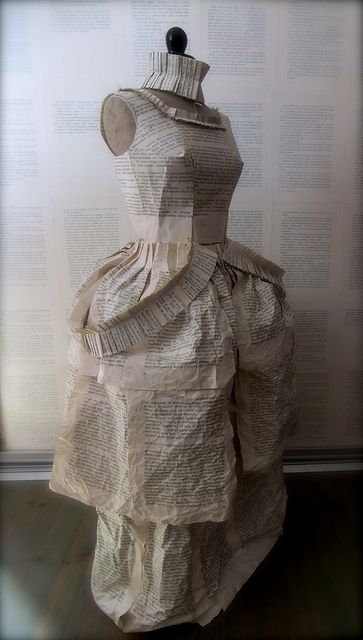 Avoir le temps de faire des choses futiles! Paper Costume, Newspaper Dress, Costume Carnaval, Paper Clothes, Recycled Dress, Sculptural Fashion, Paper Fashion, Paper Dress, Book Sculpture