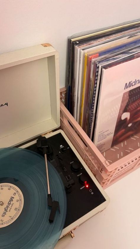 Vinly Recorder Aesthetic, Vinyls Aestethic, Cd Display Ideas, Cd Player Aesthetic, Aesthetic Record Player, Vinyl Record Aesthetic, Vinyl Taylor Swift, Record Player Aesthetic, Music Taylor Swift