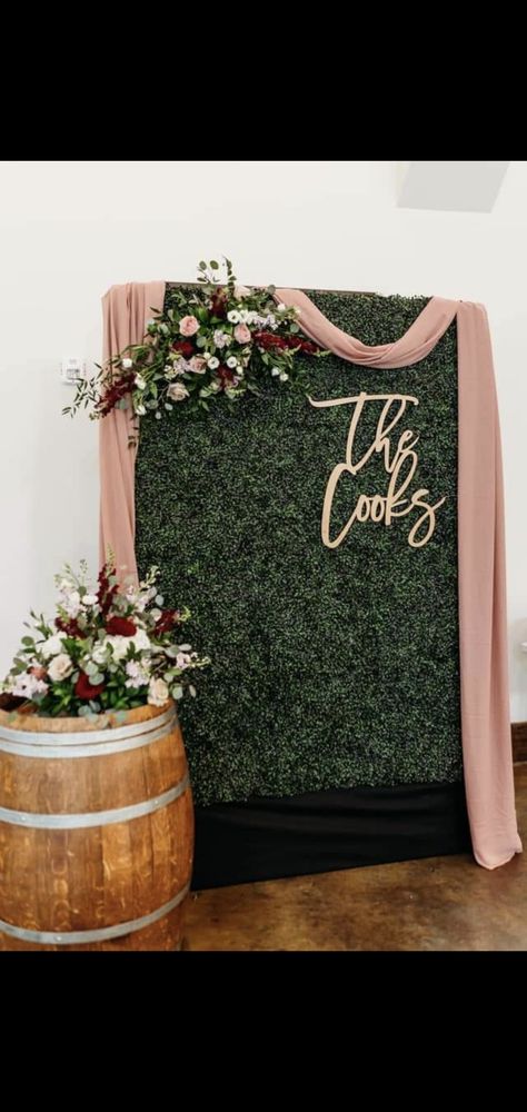 Green Wall Decoration Wedding, Flower Photo Wall Greenery, Photo Backdrop Greenery Wall, Greenery Backdrop For Wedding, Backdrops With Greenery, Wedding Picture Backgrounds Photo Backdrops, Green Wall Bridal Shower Decor, Diy Green Photo Backdrop, Wedding Boxwood Backdrop