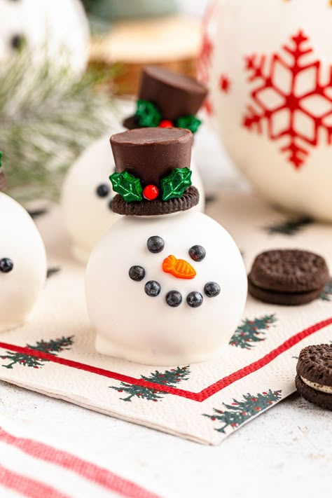 Frosty, sweet fun doesn’t get any better than these 3-ingredient Snowman Oreo Balls! Their Oreo and Rolo hats and snowman-sprinkled faces also make them the cutest snowman dessert on the internet! Snowman Oreo Balls, Snowman Desserts, Christmas Party Ideas Kids, Oreo Snowman, Rolo Candy, Perfect Christmas Dessert, Kids Christmas Activities, Snowman Hats, Oreo Treats