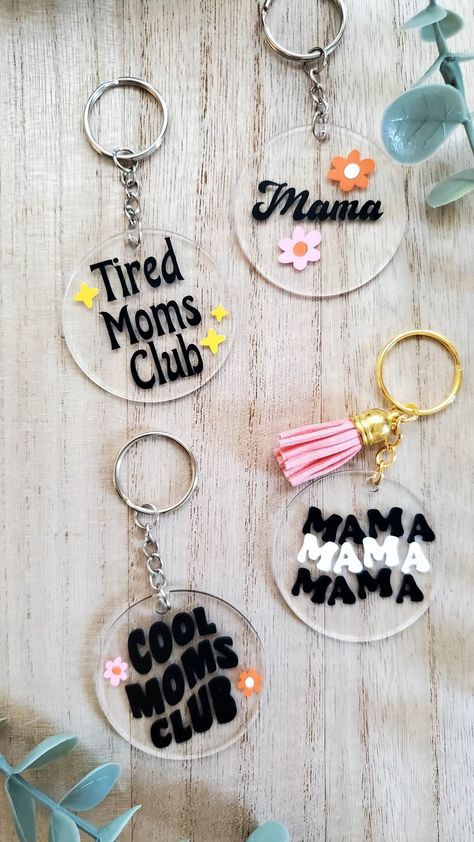 Sell With Cricut, Mother's Day Keychain Ideas, Mom Keychain Diy, Mother’s Day Diy Gifts To Sell, Mama Keychain Acrylic, Cricket Keychain Ideas, Acrylic Cricut Ideas, Vinyl Project Ideas, Mothers Day Cricut Projects To Sell