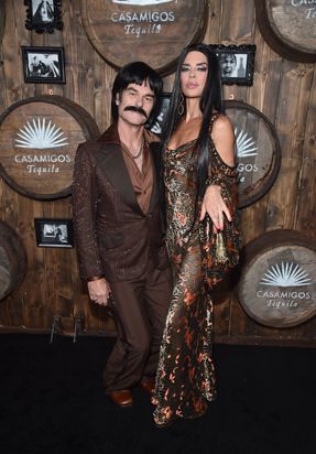 Harry Hamlin and Lisa Rinna 2016 Casamigos Tequila Halloween Party Sonny And Cher Costume Halloween, Sonny And Cher Costumes, 70s Couple Costume, Sonny And Cher Costume, Cher Costume Halloween, 70s Halloween Costumes, Cher Halloween Costume, Cher Halloween, Cher Outfit