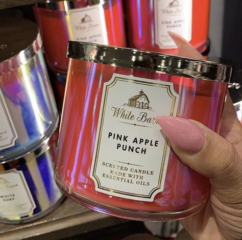 Smelling Candles, Candle Obsession, Best Smelling Candles, Bath N Body Works, Bath Body Works Candles, Aesthetic Candles, Cute Candles, Pink Apple, Candle Aesthetic