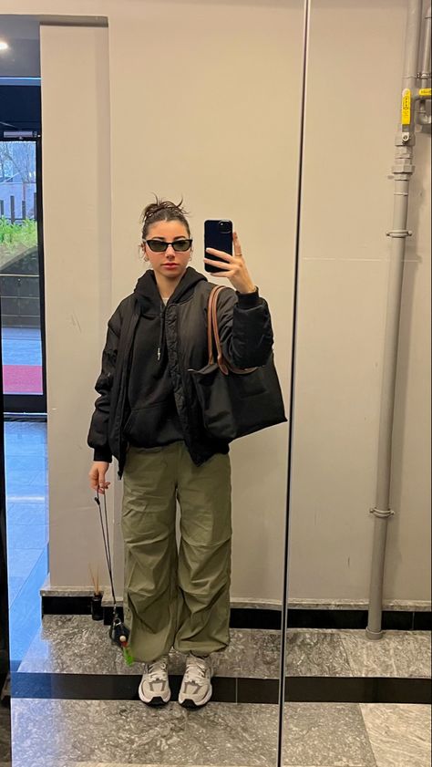 Green Parashoot Pants Outfit, Green Cargo Pants Outfit Winter, Parashoot Pants Outfit, Parachute Pants Outfit Winter, Green Parachute Pants Outfit, Outfits Milipilis, Leather Jacket Outfit Women, Winter College Outfits, Cargo Pants Outfit Winter