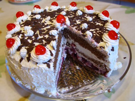 German Black Forest Cake, German Cakes Recipes, Desserts Japonais, Denmark Food, Black Forest Cake Recipe, Poland Food, German Cake, German Desserts, German Baking