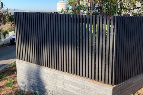 Black Fence, House Fence Design, Front Fence, Timber Fencing, Driveway Landscaping, Ibiza Style, Aluminum Fence, Pool Fence, Casa Exterior