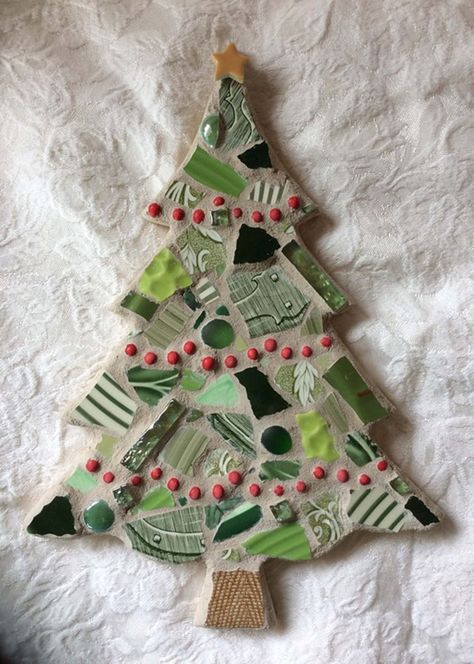 Christmas Mosaics Pattern, Mosaic Ornaments Diy, Christmas Mosaic Ideas, Mosaic Christmas Ideas, Mosaic Christmas Tree Ideas, Diy Mosaic Christmas Ornaments, Tile Christmas Tree, Mosaic Christmas Ornaments, Mosaic Christmas Tree Ornaments