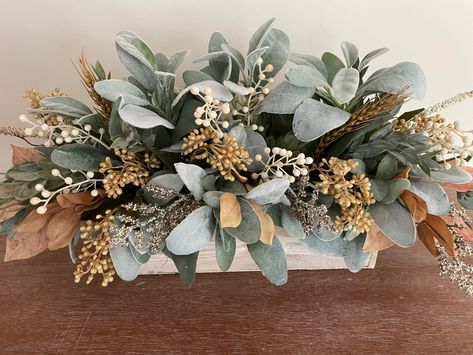 Lambs Ear Centerpiece, Lambs Ear Arrangement, Wooden Bowl Decor Ideas Rustic, Rectangle Floral Arrangement, Floral Centerpieces For Dining Table, Box Centerpiece Ideas, Bowl Arrangements, Bowl Centerpieces, Dining Table Decor Centerpiece