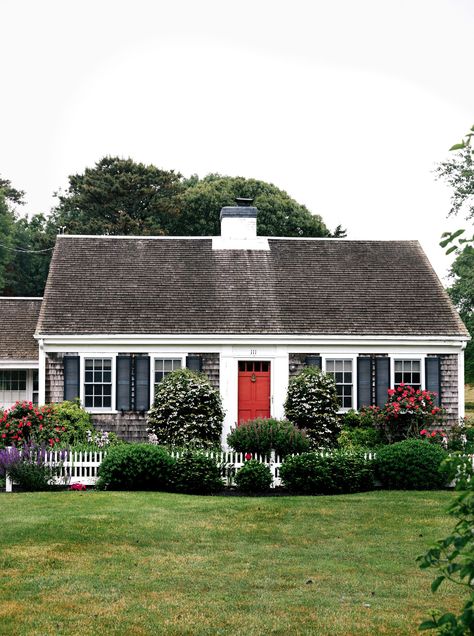 Cape Style Exterior, Cape Cod Front Steps, Cape Cod Shingle House Exterior, Cape Cod Fence, Cape Cod Fourth Of July, Cape Cod Homes Exterior, New England Cape Cod House, Mid Century Cape Cod, New England Style Home Exterior