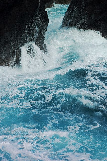 torquoise. Rushing Water, The Ancient Magus Bride, Waves Crashing, Ocean Scenes, Hur Man Målar, Deep Blue Sea, Water Waves, Sea Waves, Sea And Ocean