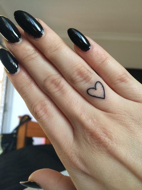 Finger Tattoo Heart, Collar Bone Tattoo Quotes, Watercolor Heart Tattoos, Heart Tattoo On Finger, Minimal Tattoos, Heart Tattoos, Daisy Tattoo, Perfect Tattoo, Delicate Tattoo