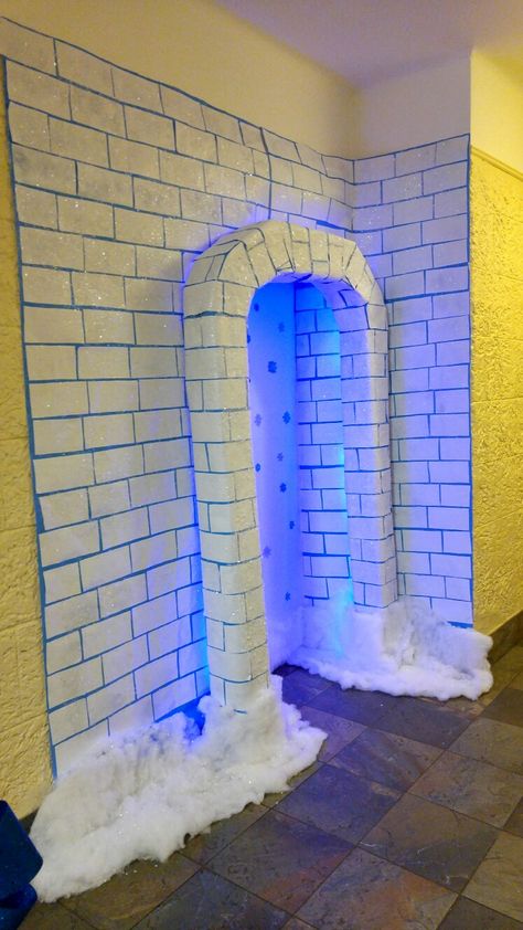 My igloo door... Christmas Classroom Door, Winter Door Decorations Classroom, School Hallway Decorations, Winter Classroom Door, Diy Candyland, Christmas Hallway, Door Decorations Classroom Christmas, Christmas Door Decorating Contest, Christmas Contests