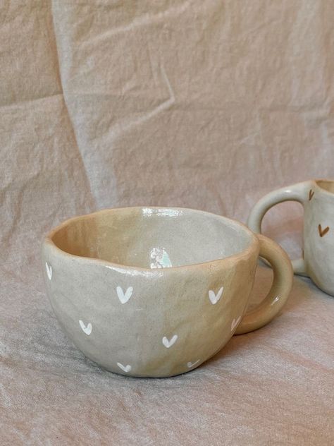 Ceramic Mug With Hearts, White Ceramic Mug, Ceramics Mugs Handmade, Aesthetic Clay Mugs, Pottery Mugs Painting, Ceramic Heart Mug, Homemade Mugs Clay, Handmade Ceramic Cups, Ceramic Mug Inspiration