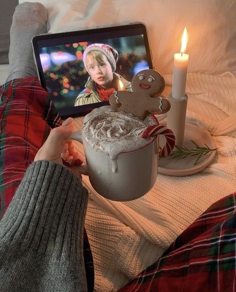 Christmas Aesthetic Simple, Christmas Drinks Aesthetic, Christmas Aethstetic, December Core, Christmas Asthetics, Christmas Aesthetic Pictures, Xmas Activities, Winter Core, Christmas Dreaming